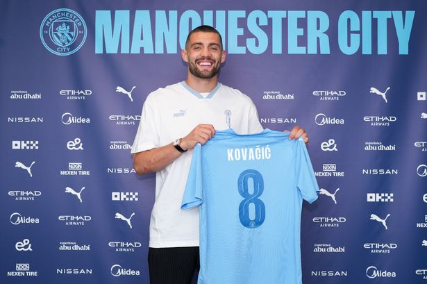 Mateo Kovačić luce la camiseta número 8 del Manchester City